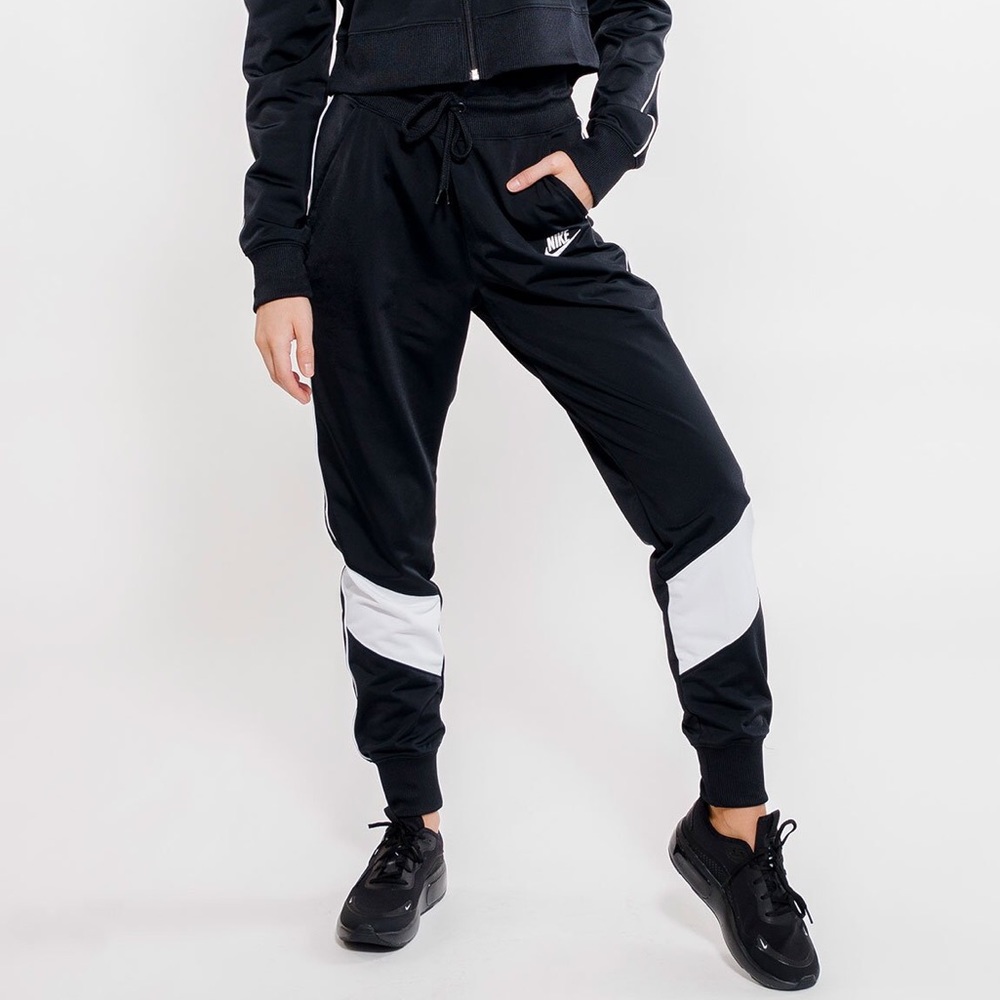 Nike Sportswear heritage black & white sweatpants - Picture 2 of 8
